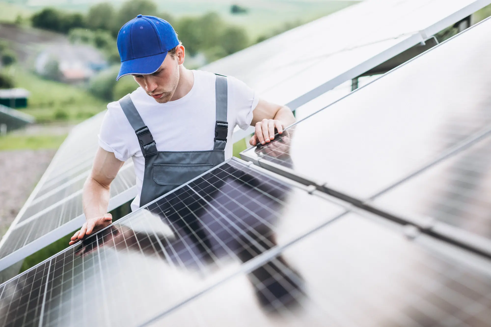 ouvrier installant un panneau photovoltaïque